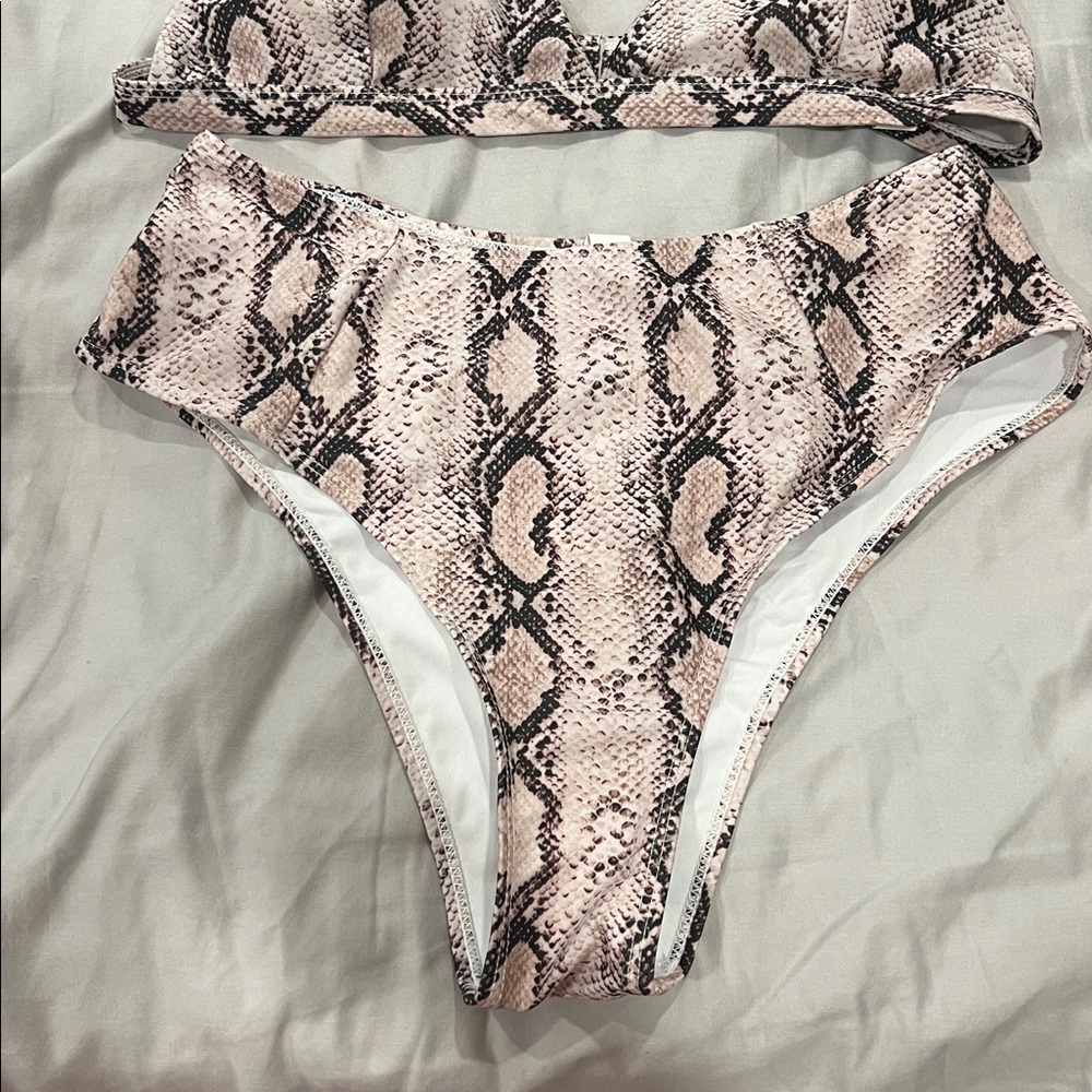 2 piece bikini - Picture 2 of 5